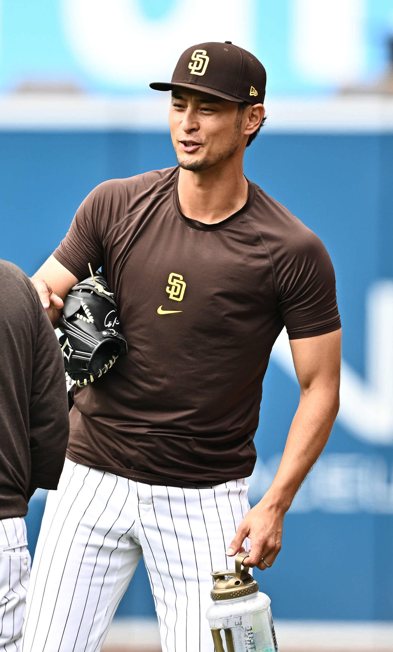 パドレス対ドジャース　試合前練習で調整するパドレスのダルビッシュは笑顔を見せる（撮影・滝沢徹郎）