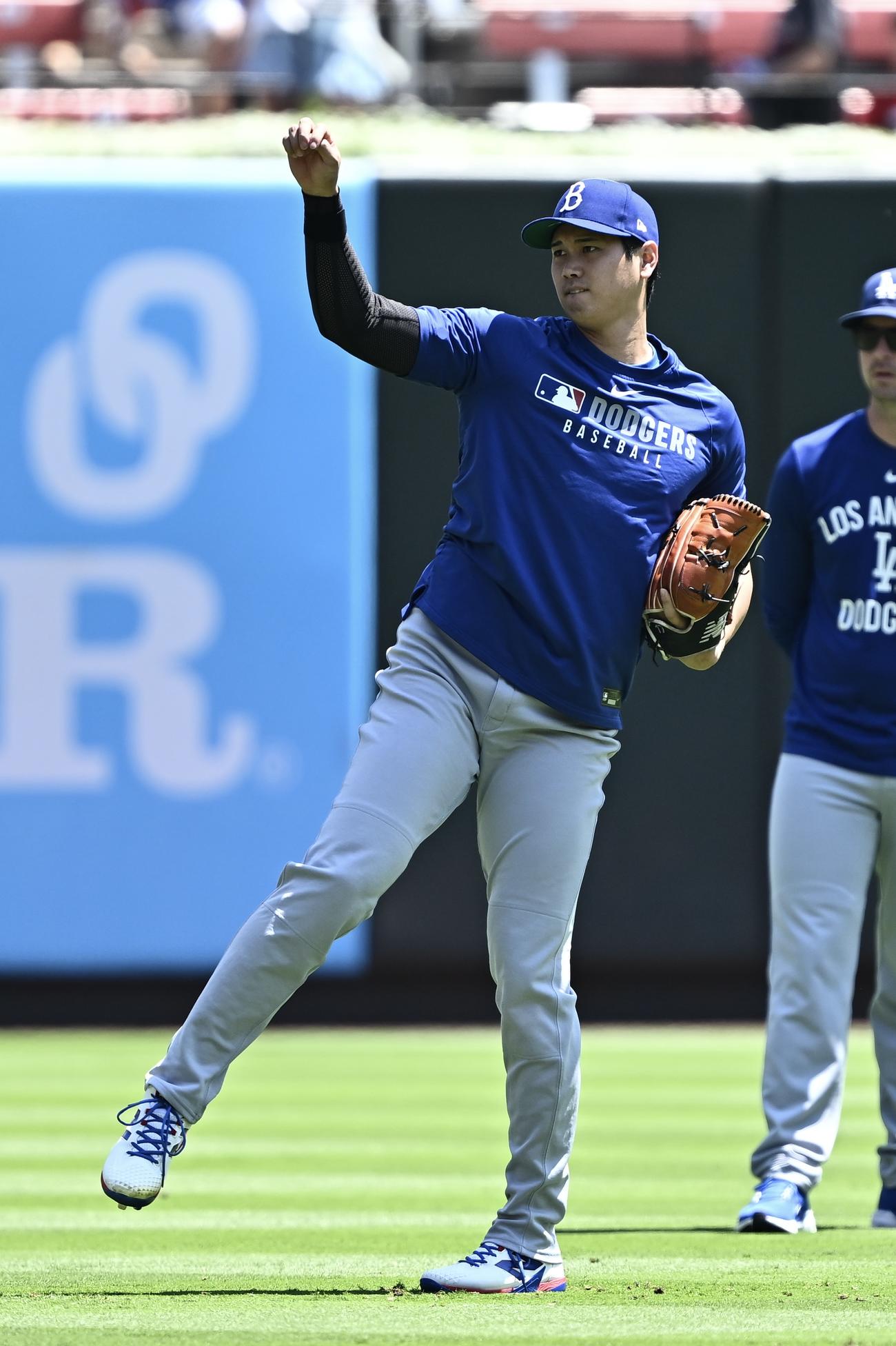 8日のカージナルス対ドジャース　試合前練習するドジャース大谷（撮影・滝沢徹郎）