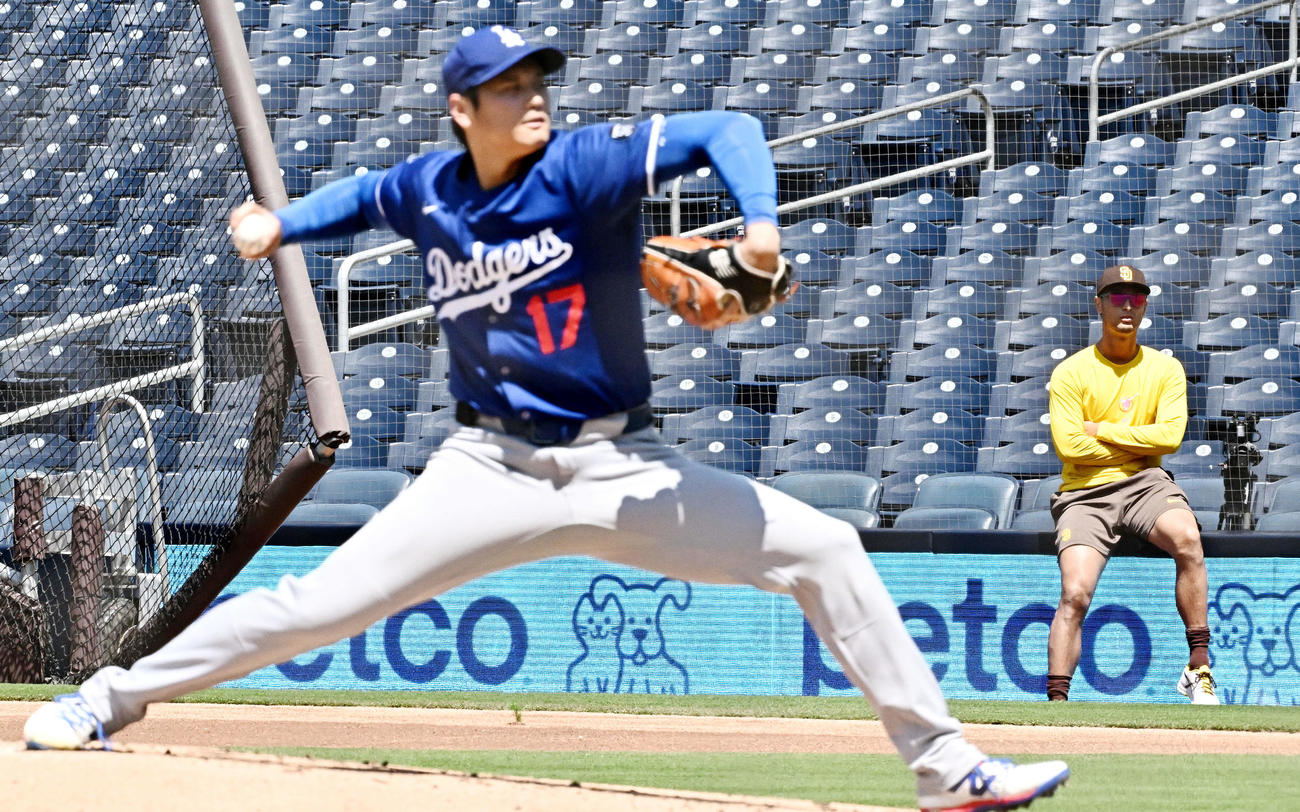 パドレス対ドジャース　試合前練習でライブBPをするドジャース大谷（手前）を見守るパドレスのダルビッシュ（撮影・滝沢徹郎）
