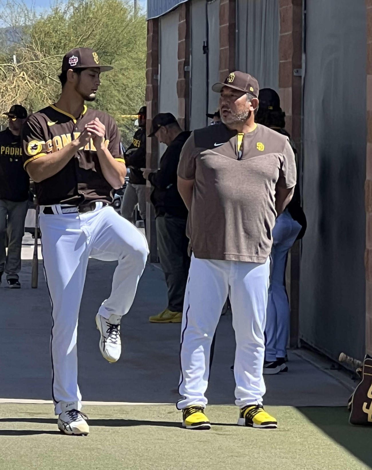 2023年のキャンプでダルビッシュと話し合う野茂英雄氏