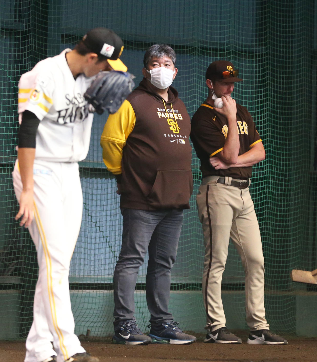 ソフトバンク投手陣の投球を見つめるパドレス野茂アドバイザー（中央）（2022年11月撮影）