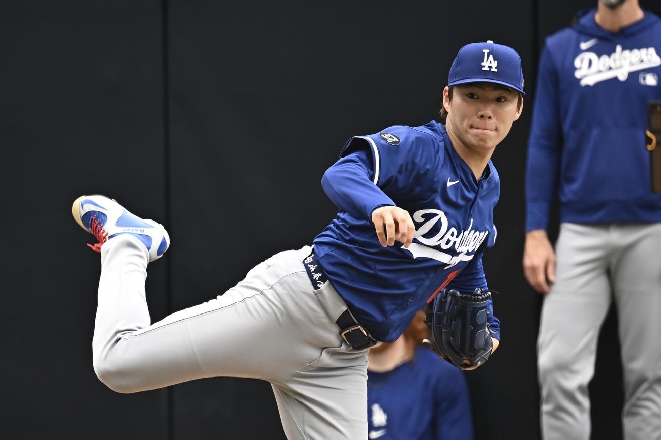 パドレス対ドジャース　試合前のブルペンで投球練習するドジャース山本（撮影・滝沢徹郎）