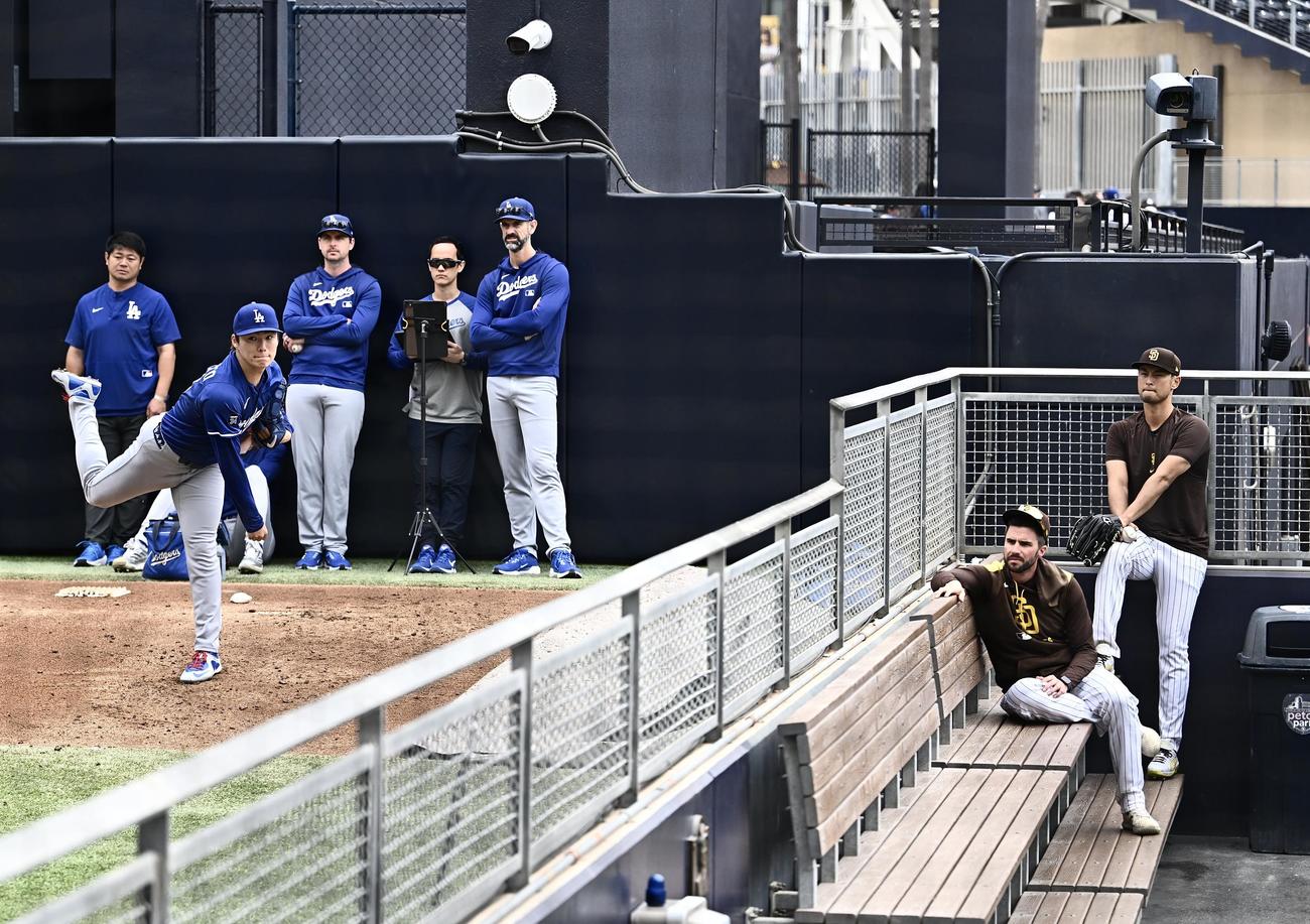 パドレス対ドジャース　試合前のブルペンで投球練習するドジャース山本。右は見守るパドレスのダルビッシュ（撮影・滝沢徹郎）