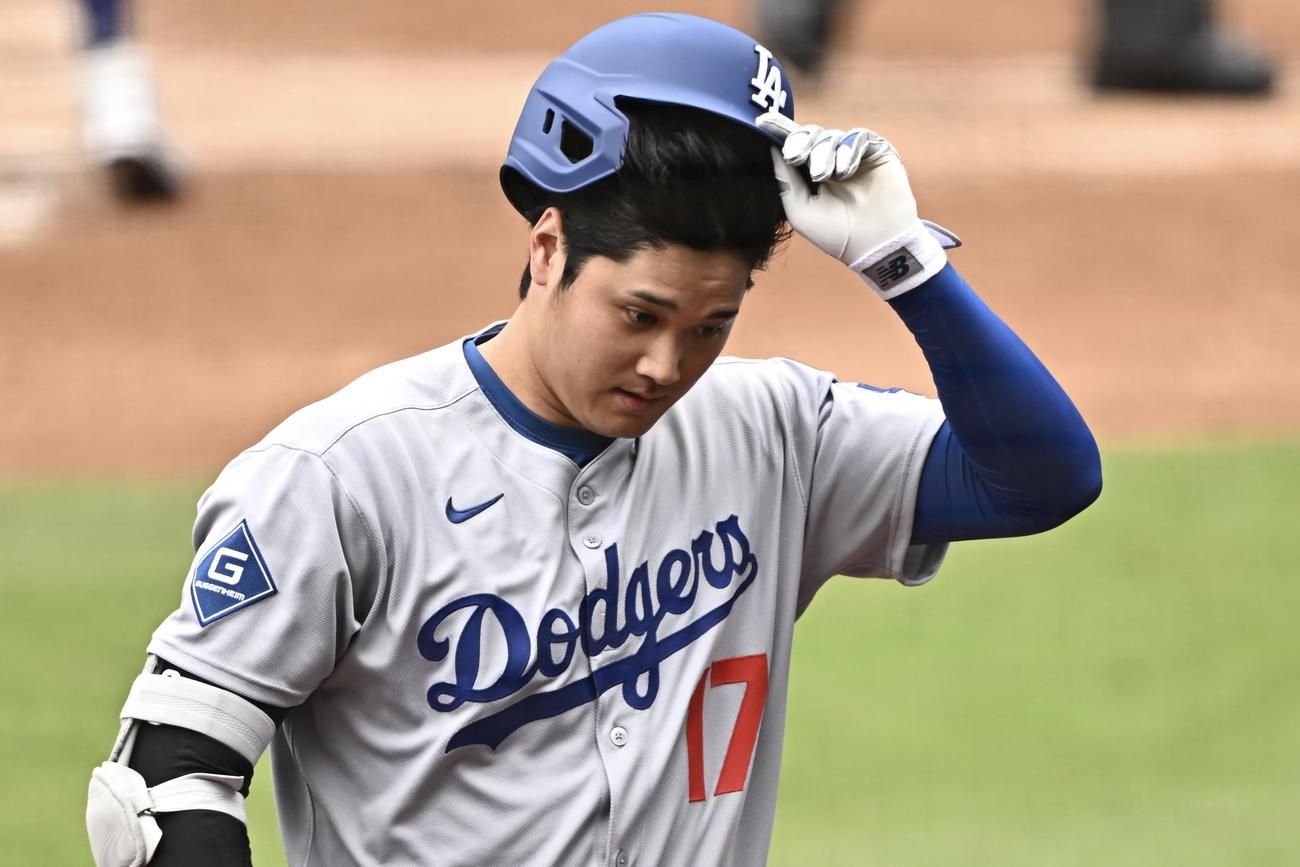 パドレス対ドジャース　3回表ドジャース無死一塁、左飛に倒れ引き揚げる大谷（撮影・滝沢徹郎）