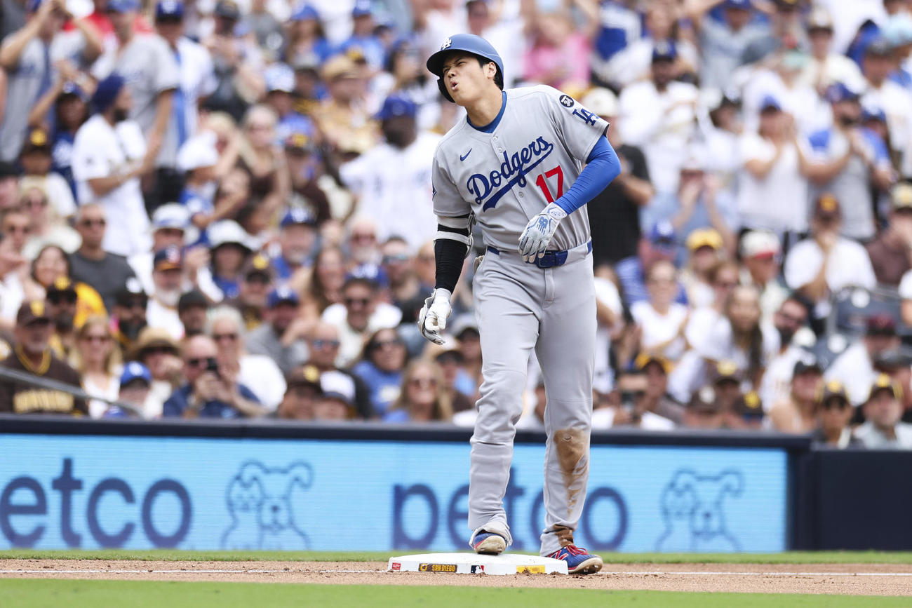 ドジャース大谷翔平はパドレス戦9回に三塁スライディングで送球が足に当たるアクシデントに見舞われ、痛がる様子を見せた（AP)