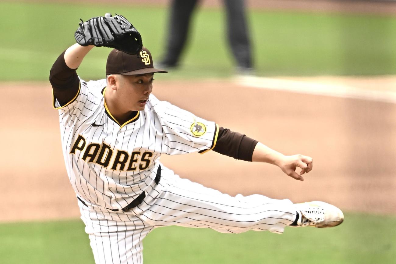 パドレス対ドジャース　7回表、パドレス4番手で登板する松井（撮影・滝沢徹郎）