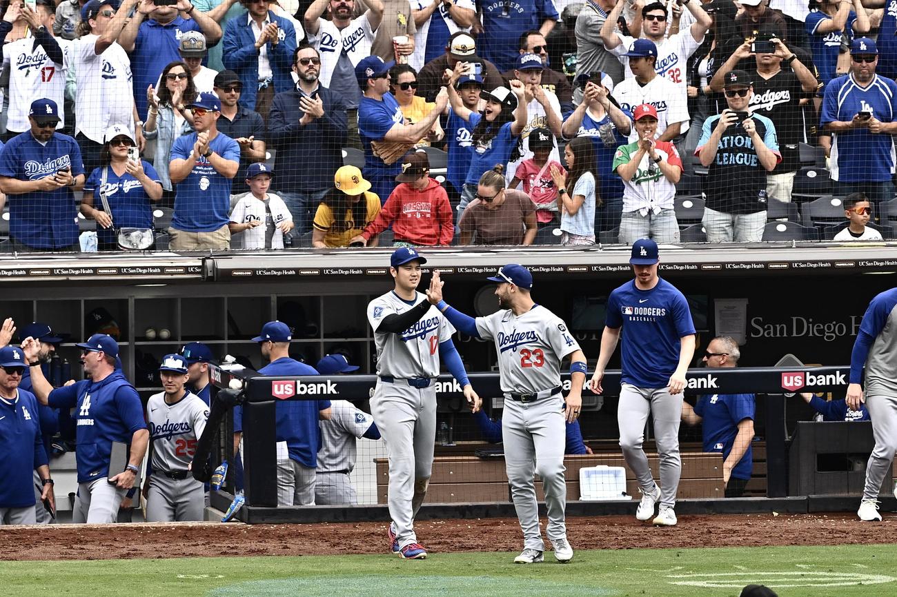 パドレス対ドジャース　勝利を飾りドジャース大谷（中央左）はコンフォートとタッチを交わす（撮影・滝沢徹郎）