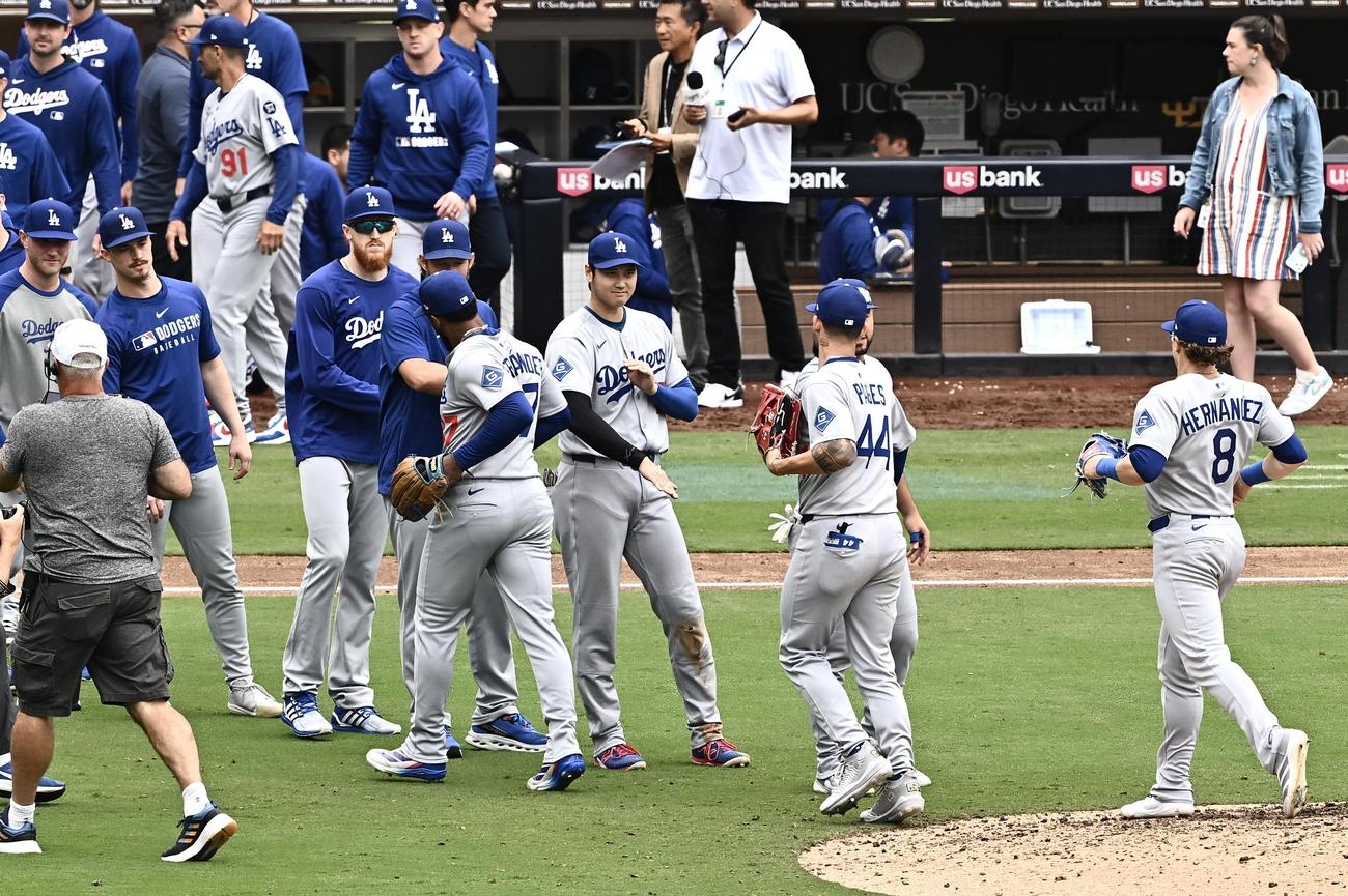 パドレス対ドジャース　勝利を飾りチームメートとタッチを交わすドジャース大谷（中央）（撮影・滝沢徹郎）