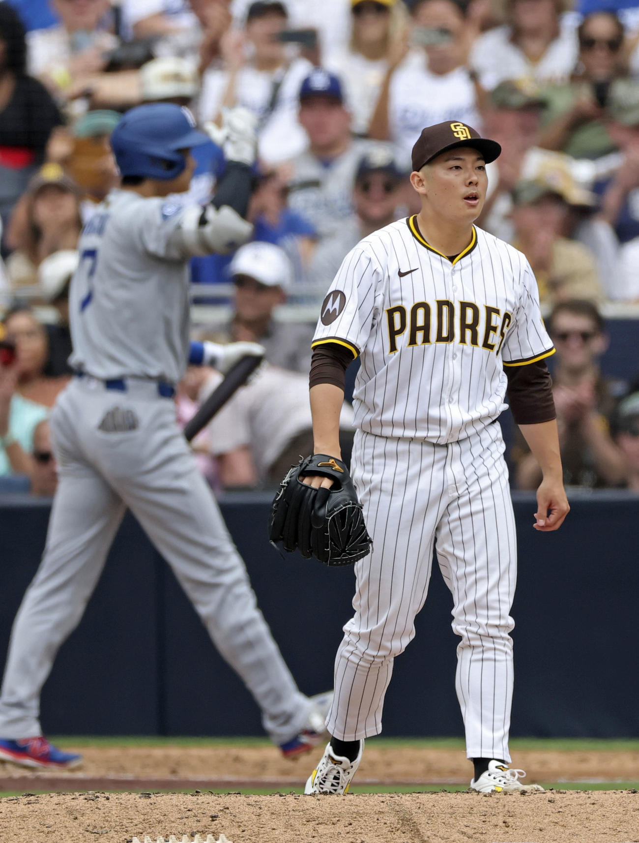 ドジャース戦の7回、大谷（左）を空振り三振に仕留めたパドレス松井（共同）