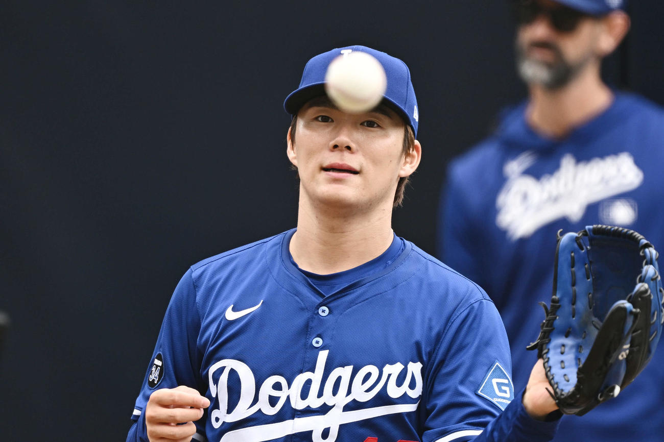 パドレス対ドジャース　試合前のブルペンで投球練習するドジャース山本（撮影・滝沢徹郎）