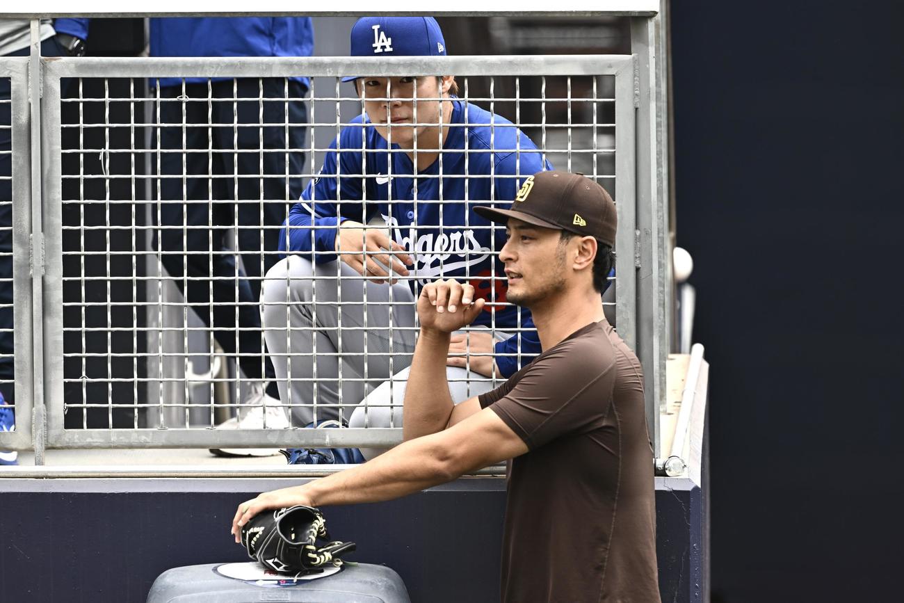 パドレス対ドジャース　試合前練習のブルペンで話すドジャース山本（上）とパドレスのダルビッシュ（撮影・滝沢徹郎）