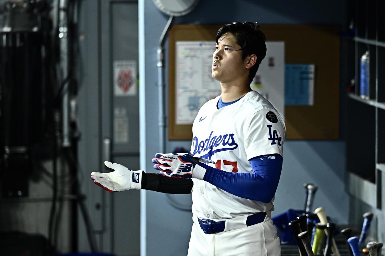 ドジャース対ジャイアンツ　6回裏、ベンチから戦況を見守るドジャース大谷（撮影・滝沢徹郎）