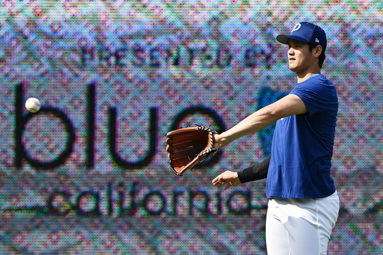 ドジャース対ジャイアンツ　試合前練習でキャッチボールするドジャース大谷（撮影・滝沢徹郎）