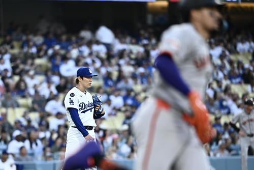 ドジャース対ジャイアンツ　1回表ジャイアンツ1死、アダメズ（手前）に先制ソロ本塁打を許す山本（撮影・滝沢徹郎）