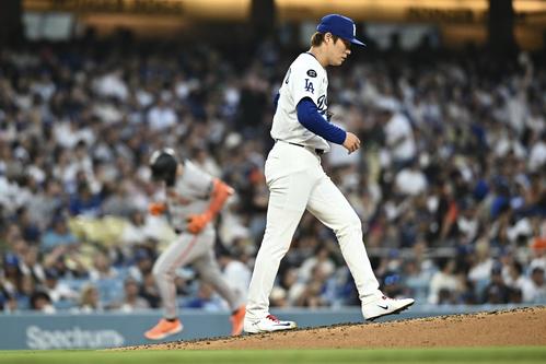 ドジャース対ジャイアンツ　3回表ジャイアンツ2死満塁、シュミット（後方）に満塁本塁打を許す山本（撮影・滝沢徹郎）
