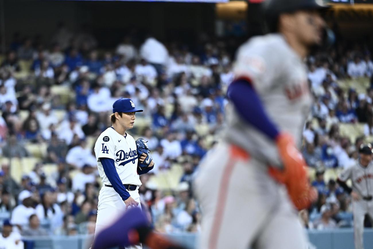 ドジャース対ジャイアンツ　1回表ジャイアンツ1死、アダメズ（手前）に先制ソロ本塁打を許す山本（撮影・滝沢徹郎）