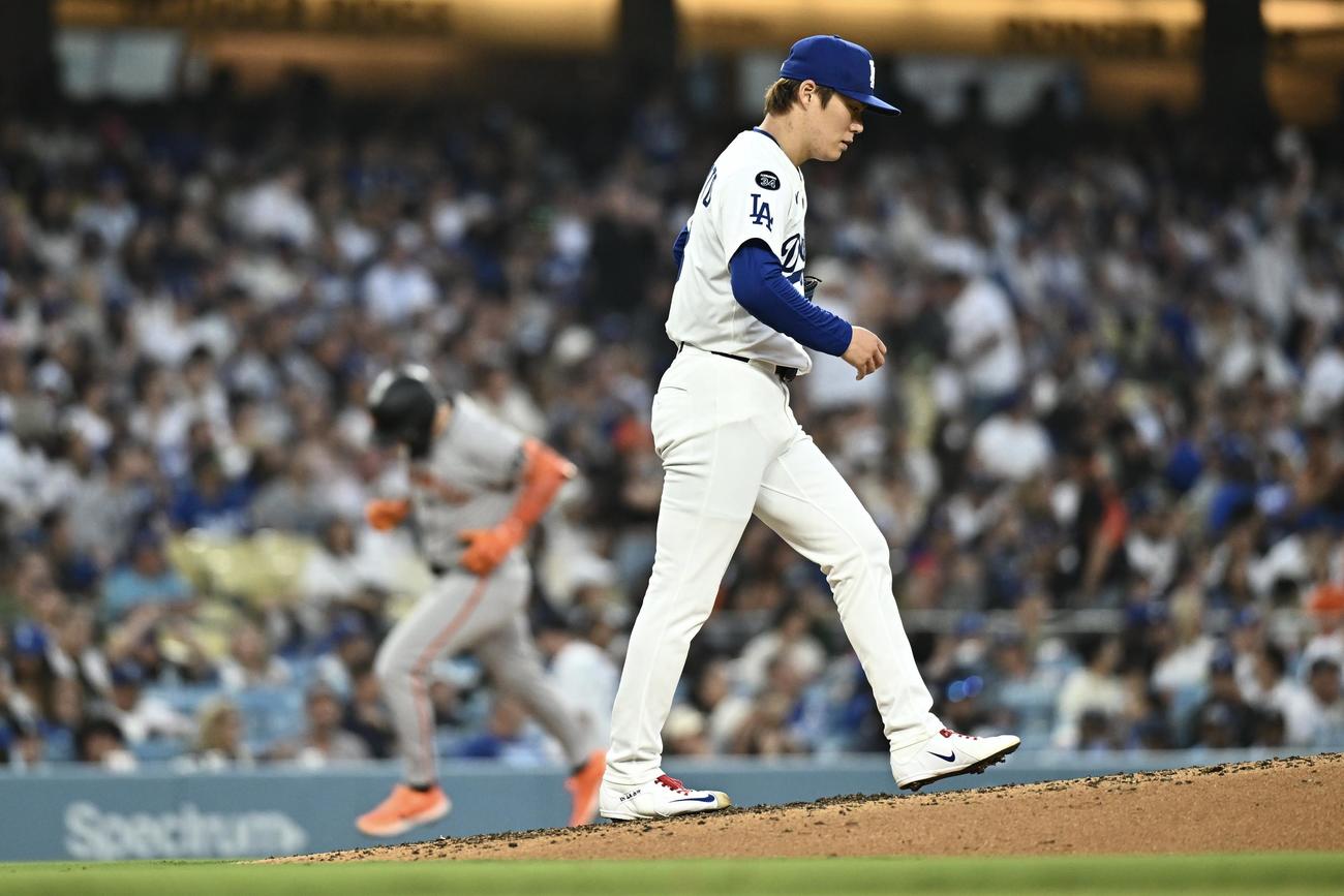 ドジャース対ジャイアンツ　3回表ジャイアンツ2死満塁、シュミット（後方）に満塁本塁打を許す山本（撮影・滝沢徹郎）