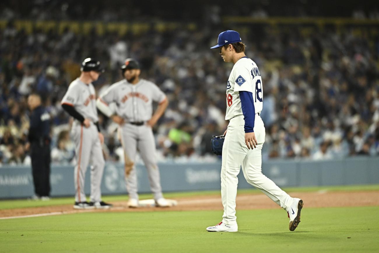 ドジャース対ジャイアンツ　5回表途中で降板するドジャース先発の山本（撮影・滝沢徹郎）