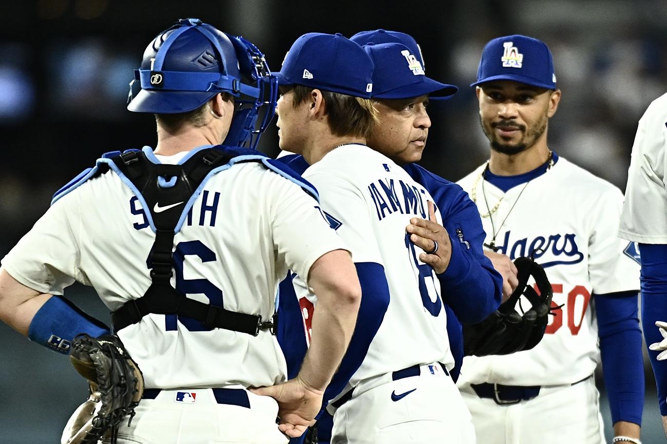 ドジャース対ジャイアンツ　5回表、ドジャース先発の山本（中左）はロバーツ監督から交代を告げられる＝2025年6月13日