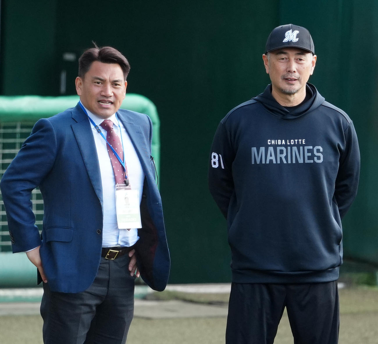 広島対ロッテ　試合前練習中、言葉を交わすロッテ吉井監督（右）と井口氏（撮影・江口和貴）