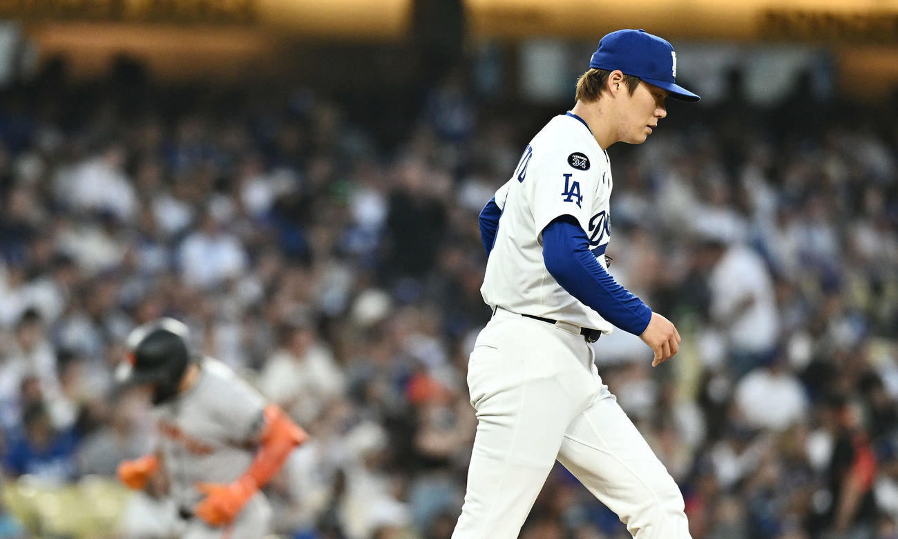 ドジャース対ジャイアンツ　3回表ジャイアンツ2死満塁、シュミット（後方）に満塁本塁打を許した山本（撮影・滝沢徹郎）