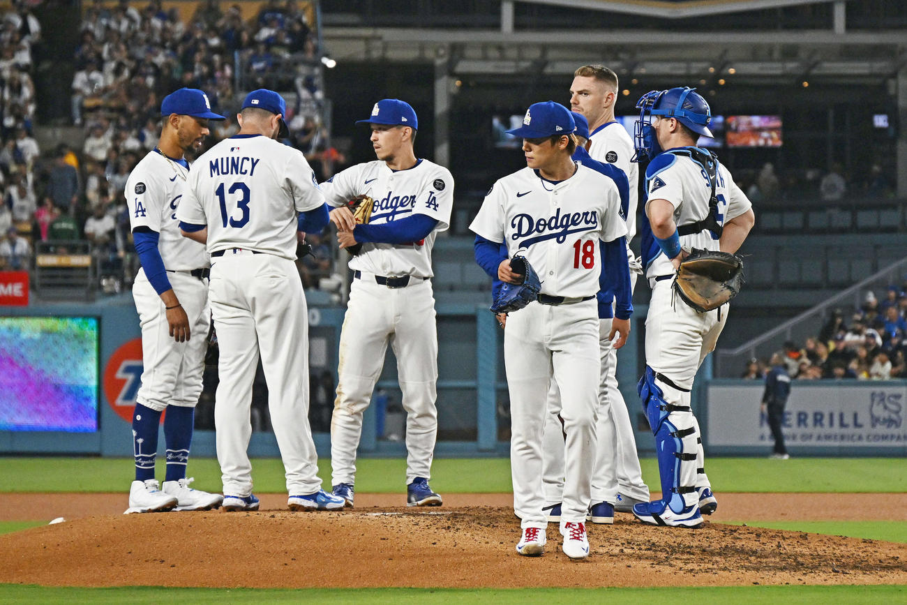 ドジャース対ジャイアンツ　5回表途中で降板するドジャース先発の山本（手前）（撮影・滝沢徹郎）