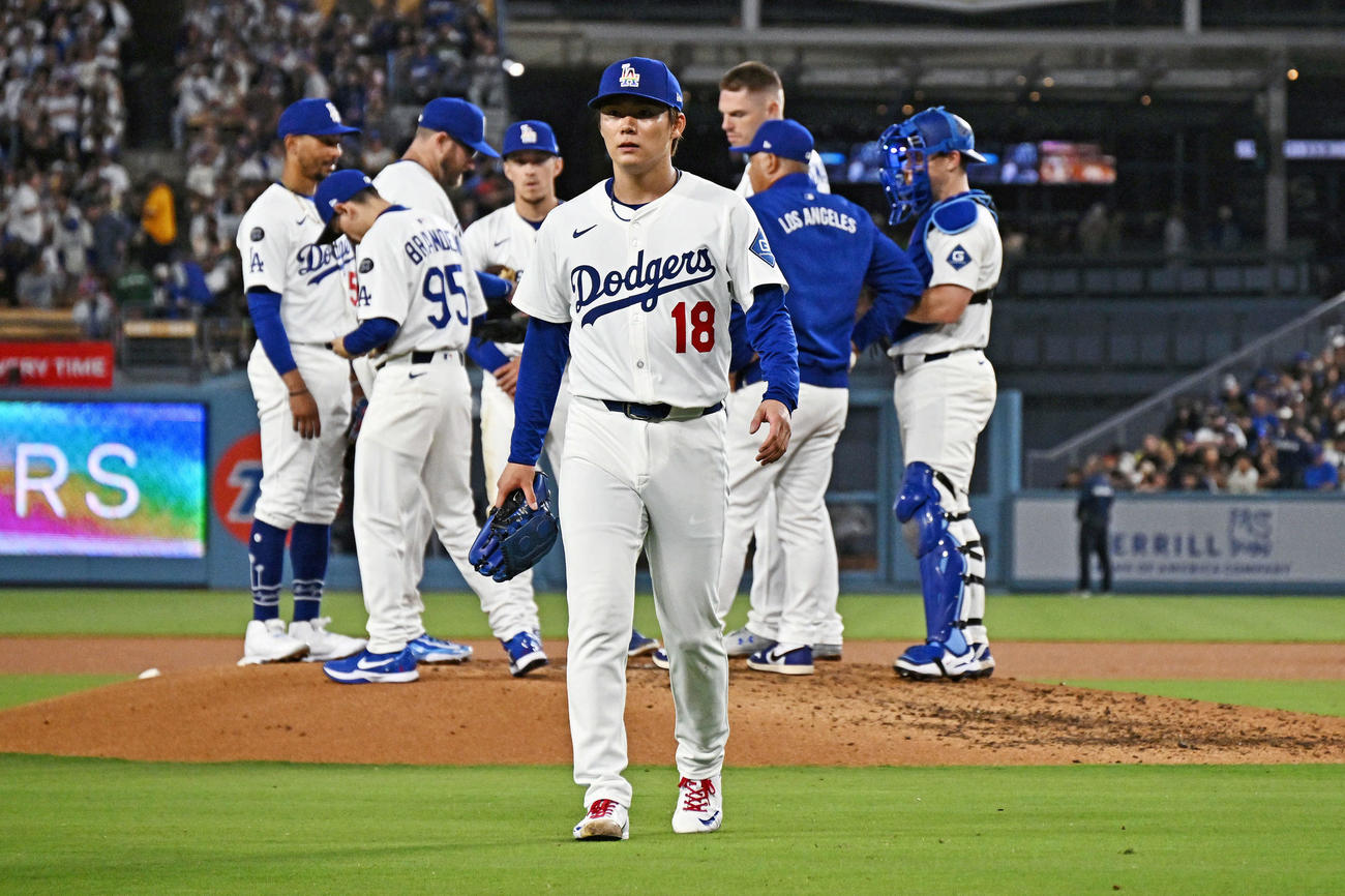 ドジャース対ジャイアンツ　5回表途中で降板するドジャース先発の山本（手前）（撮影・滝沢徹郎）