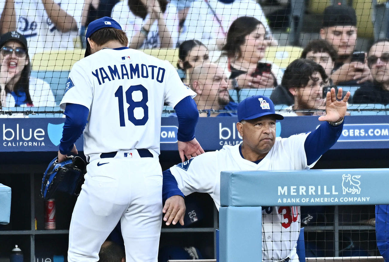 ドジャース対ジャイアンツ　1回表を投げ終えベンチへ引き揚げるドジャース先発の山本（左）をねぎらうロバーツ監督（撮影・滝沢徹郎）