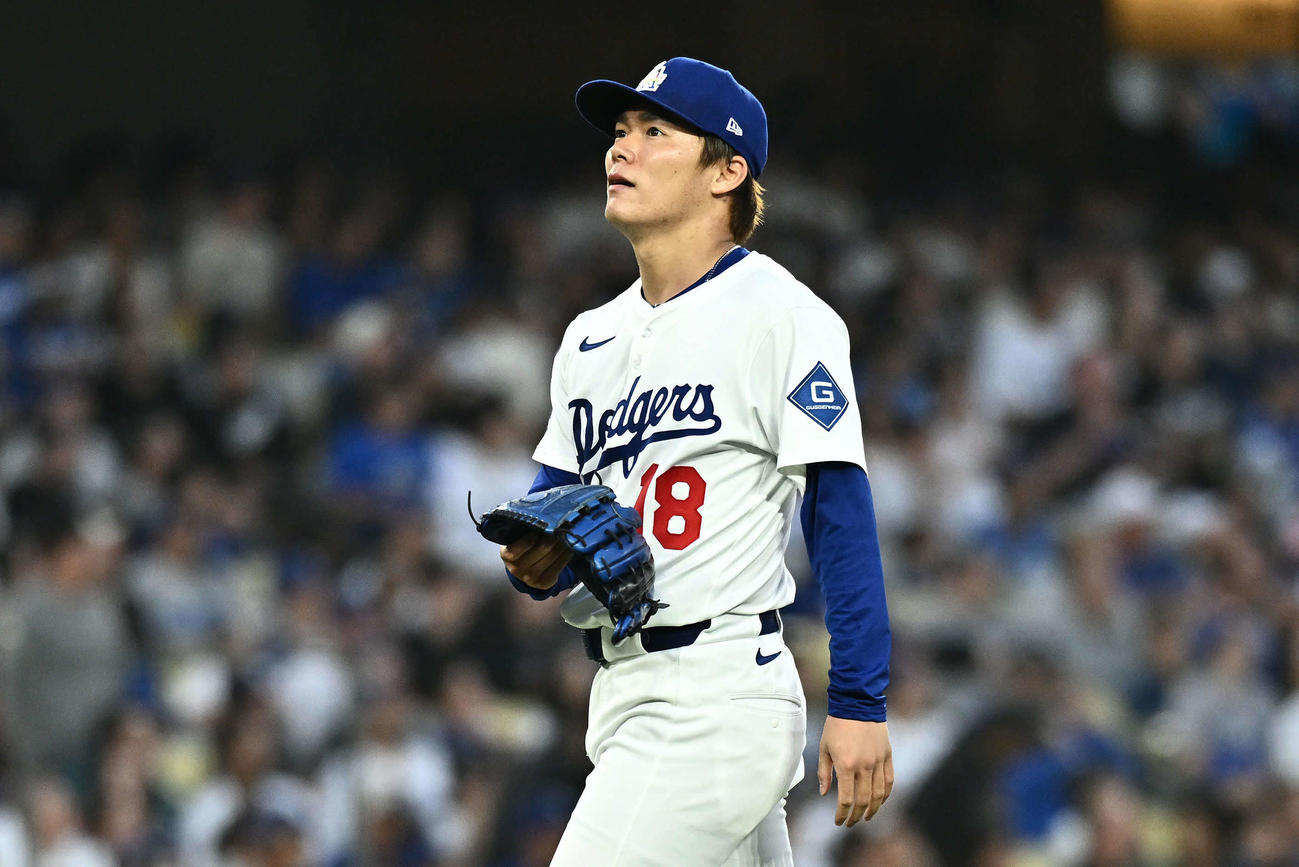 ドジャース対ジャイアンツ　3回表ジャイアンツ2死満塁、シュミットに満塁本塁打を許し浮かない表情の山本（撮影・滝沢徹郎）