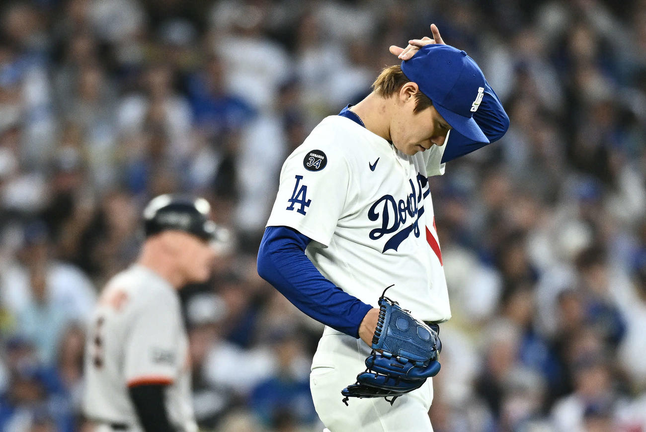 ドジャース対ジャイアンツ　3回表ジャイアンツ2死満塁、シュミットに満塁本塁打を許し浮かない表情の山本（撮影・滝沢徹郎）