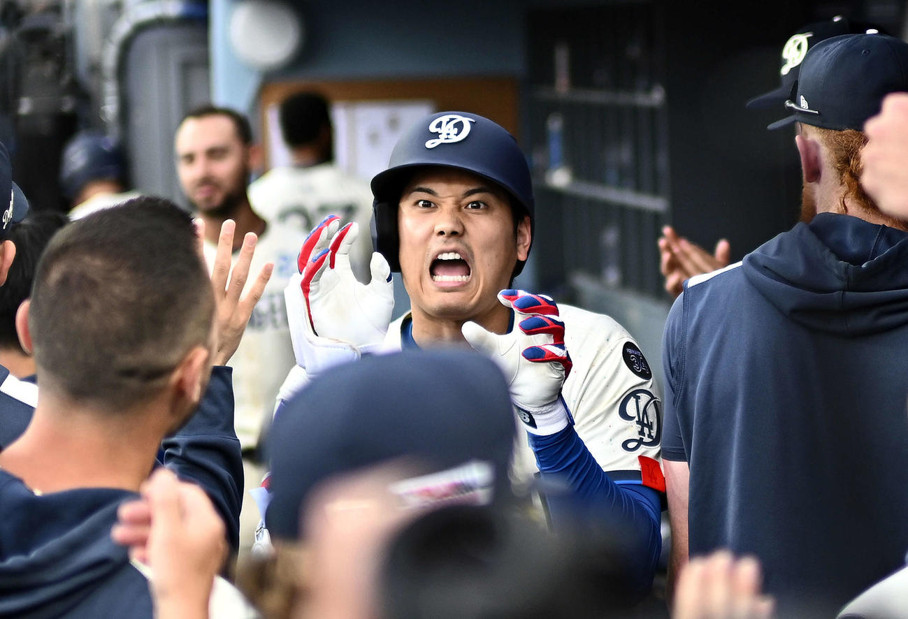 ドジャース対ジャイアンツ　1回裏ドジャース無死、先制ソロ本塁打を放った大谷（中央）は生還しチームメートとポーズを決める（撮影・滝沢徹郎）
