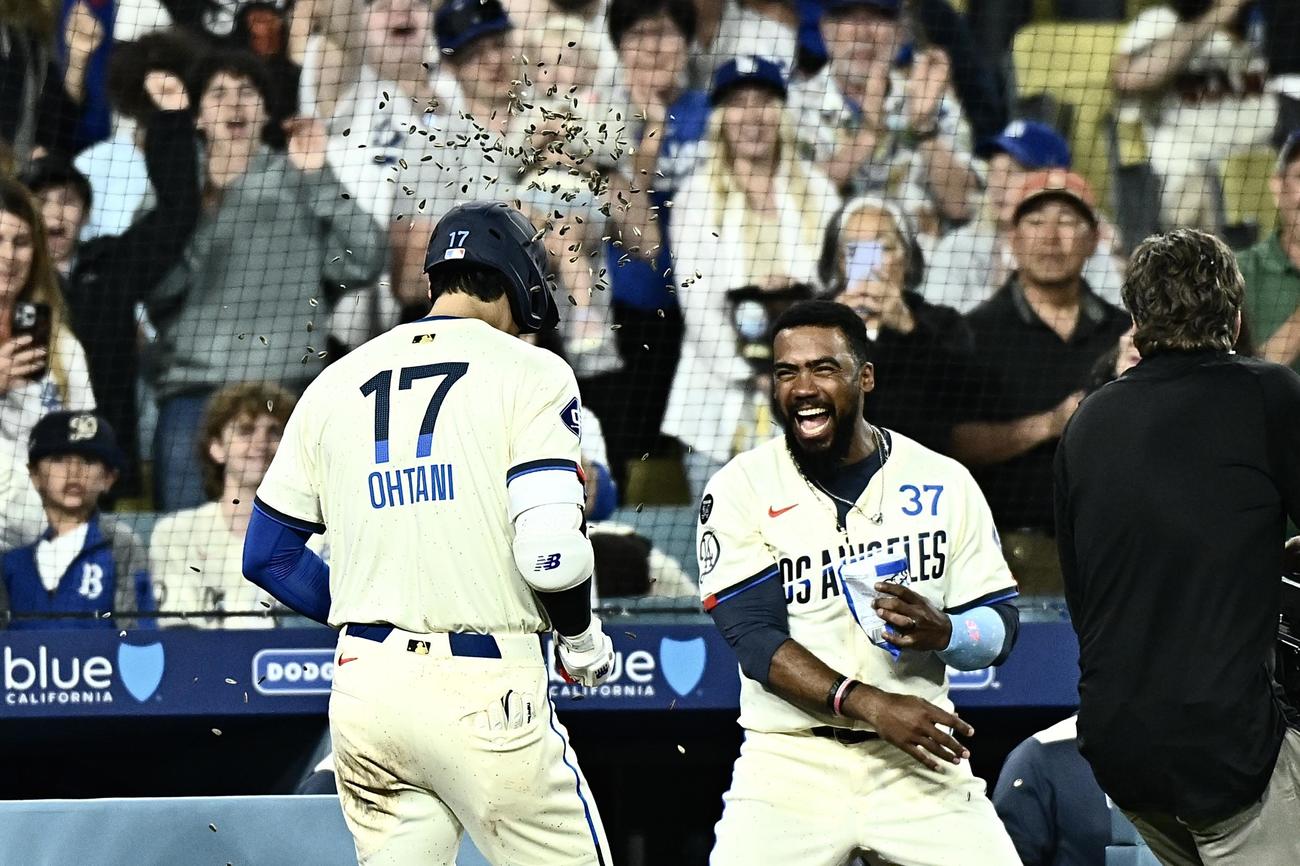 ドジャース対ジャイアンツ　6回裏ドジャース無死、ソロ本塁打を放った大谷（左）はT・ヘルナンデスからヒマワリの種シャワーで祝福される（撮影・滝沢徹郎）