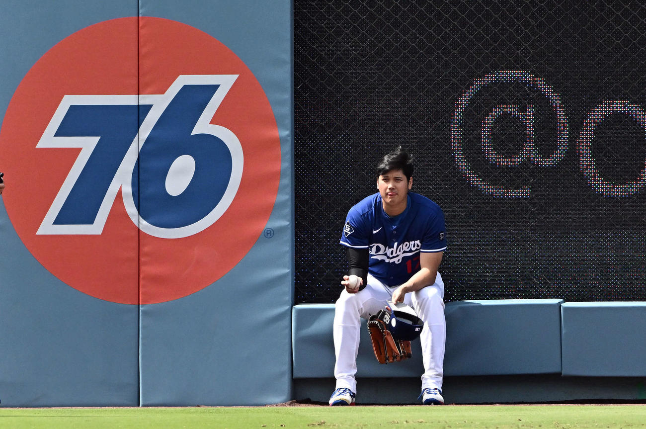 ドジャース対ジャイアンツ　試合前練習でブルペンが空くのを待つドジャース大谷（撮影・滝沢徹郎）
