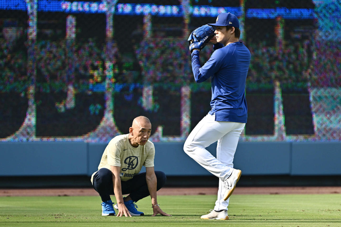 ドジャース対ジャイアンツ　試合前練習でドジャース山本（右）は矢田トレーナーの指導を受ける（撮影・滝沢徹郎）