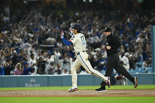 ドジャース対ジャイアンツ　6回裏ドジャース無死、右中間へソロ本塁打を放った大谷はベンチへ向かってポーズを決める（撮影・滝沢徹郎）