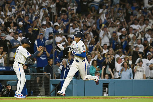 ドジャース対ジャイアンツ　6回裏ドジャース無死、右中間へソロ本塁打を放った大谷は盛り上がるファンを背に三塁を回る（撮影・滝沢徹郎）