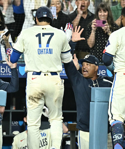 ドジャース対ジャイアンツ　6回裏ドジャース無死、ソロ本塁打を放った大谷（左）とタッチを交わすロバーツ監督（撮影・滝沢徹郎）