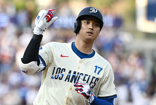 ドジャース対ジャイアンツ　1回裏ドジャース無死、先制ソロ本塁打を放った大谷はデコルテポーズを決める（撮影・滝沢徹郎）
