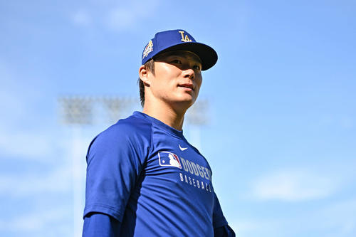 ドジャース対ジャイアンツ　試合前練習の調整を終え引き揚げるドジャース山本（撮影・滝沢徹郎）