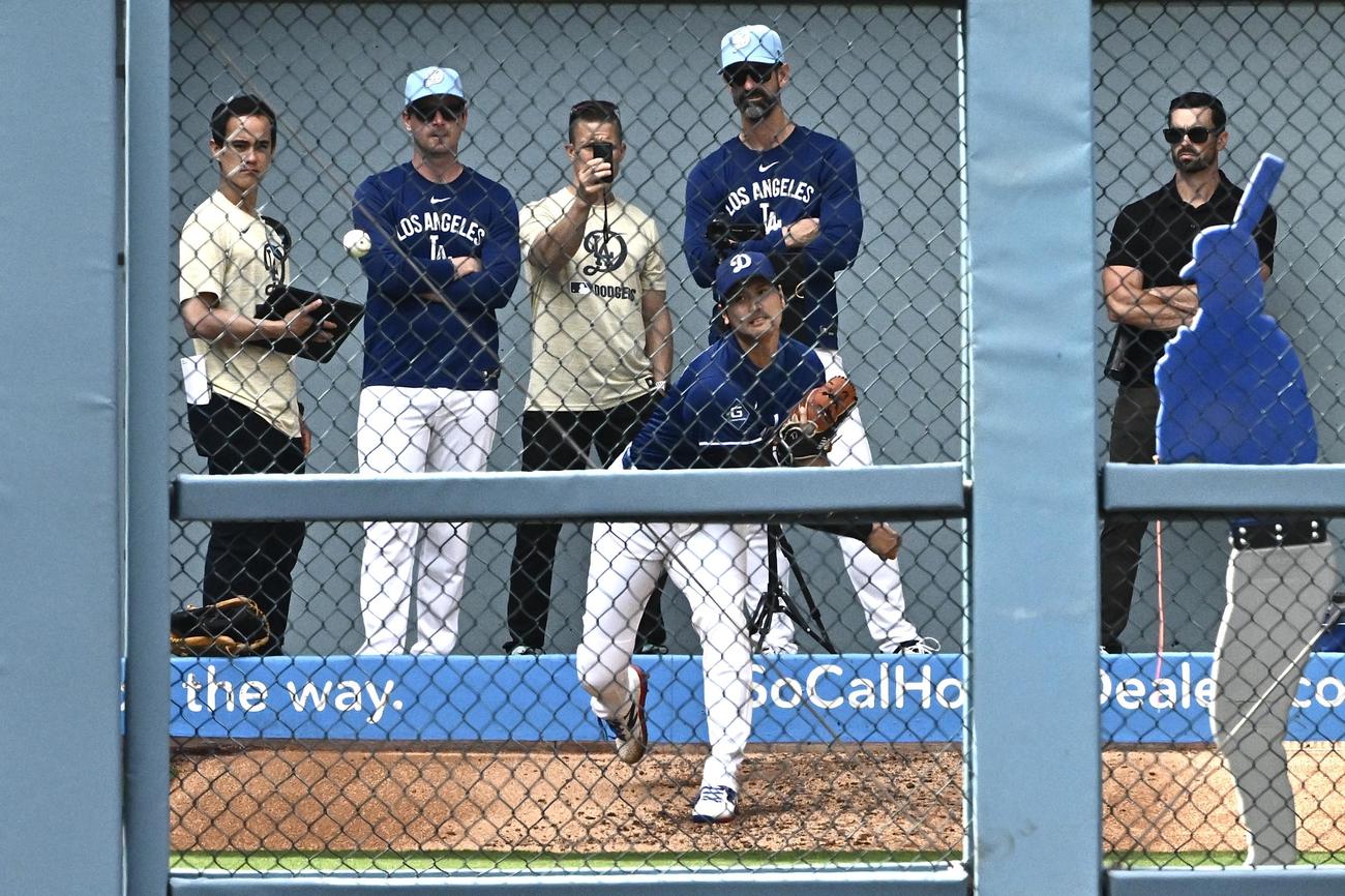 ドジャース対ジャイアンツ　試合前のブルペンで投球練習するドジャース大谷（撮影・滝沢徹郎）