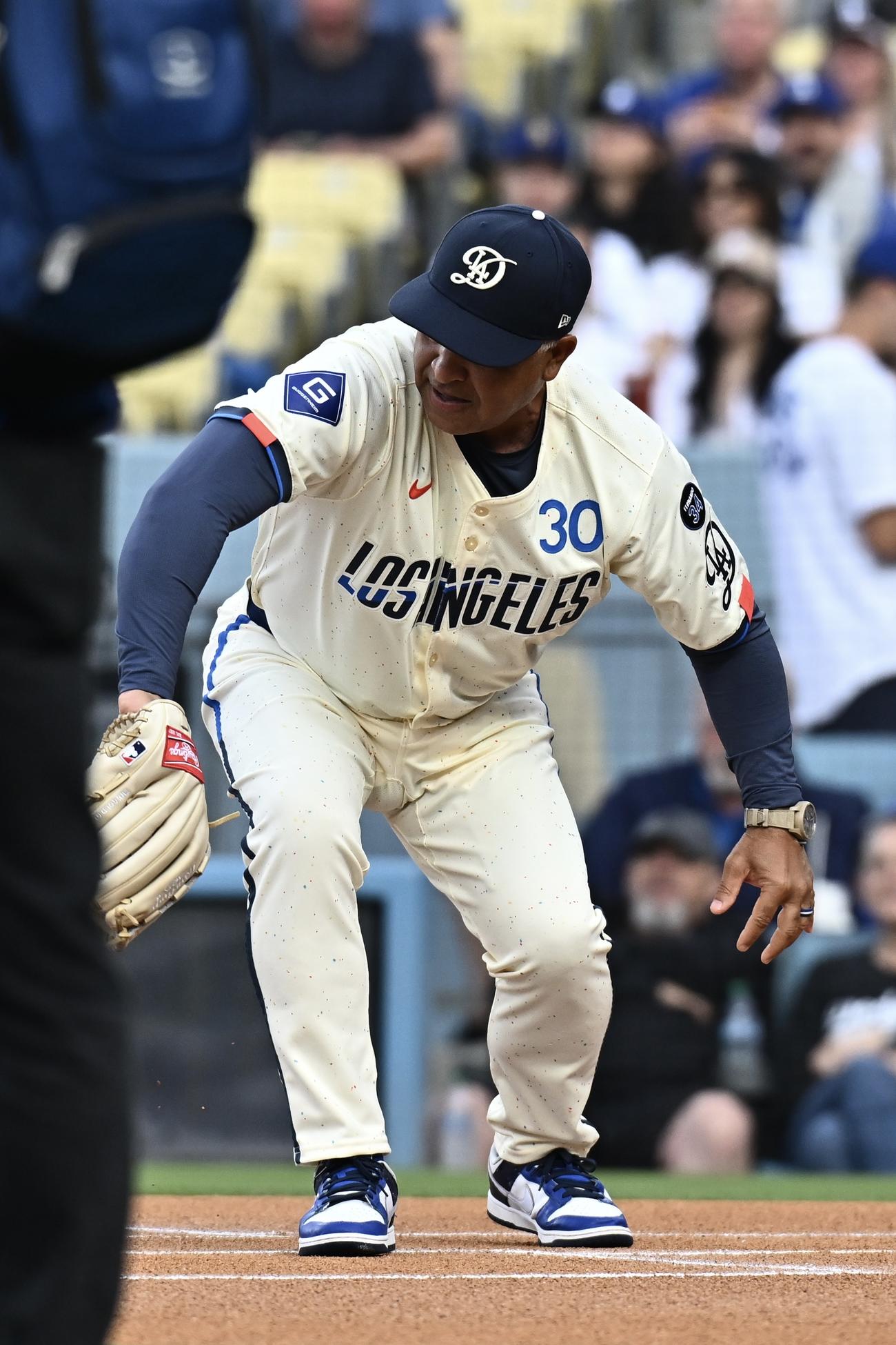 ドジャース対ジャイアンツ　始球式で玉城デニー沖縄県知事のボールを受けるドジャースのロバーツ監督（撮影・滝沢徹郎）