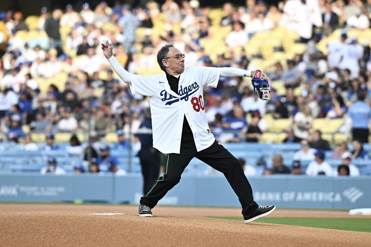 ドジャース対ジャイアンツ　始球式で投球する玉城デニー沖縄県知事（撮影・滝沢徹郎）