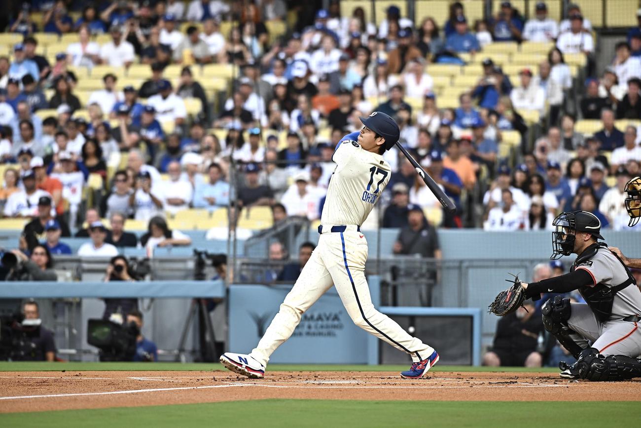 ドジャース対ジャイアンツ　1回裏ドジャース無死、大谷は右中間へ先制ソロ本塁打を放つ（撮影・滝沢徹郎）