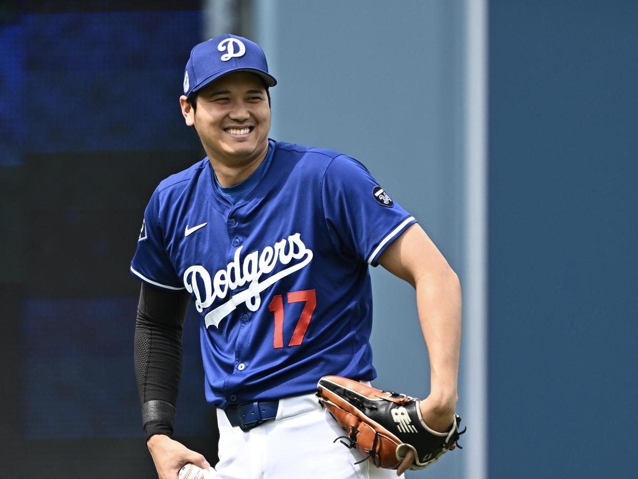 ドジャース対ジャイアンツ　試合前練習で笑顔のドジャース大谷（撮影・滝沢徹郎）