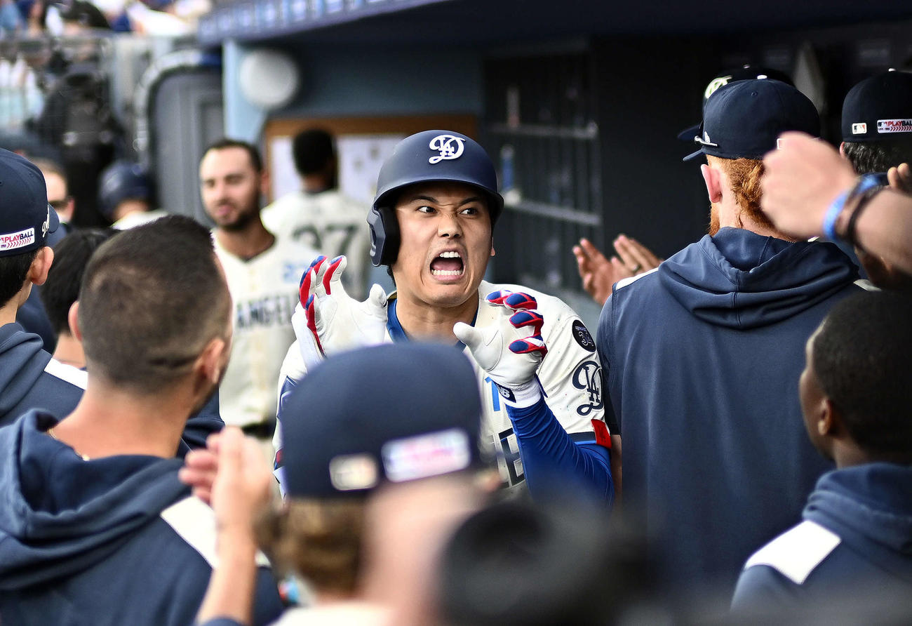 ドジャース対ジャイアンツ　1回裏ドジャース無死、先制ソロ本塁打を放った大谷（中央）は生還しチームメートとポーズを決める（撮影・滝沢徹郎）