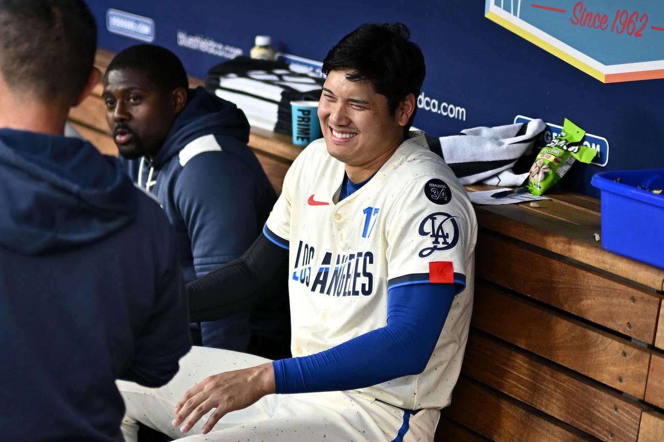 ドジャース対ジャイアンツ　1回裏ドジャース無死、先制ソロ本塁打を放った大谷は生還しベンチで笑顔を見せる（撮影・滝沢徹郎）