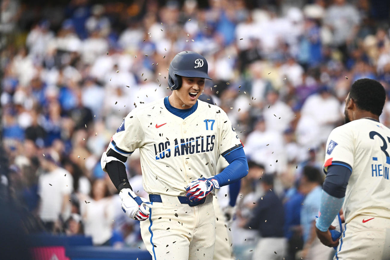 ドジャース対ジャイアンツ　1回裏ドジャース無死、先制ソロ本塁打を放った大谷（左）はT・ヘルナンデスからヒマワリの種シャワーで祝福される（撮影・滝沢徹郎）