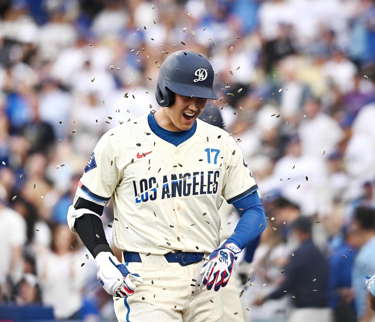 ドジャース対ジャイアンツ　1回裏ドジャース無死、先制ソロ本塁打を放った大谷はヒマワリの種シャワーで祝福される（撮影・滝沢徹郎）