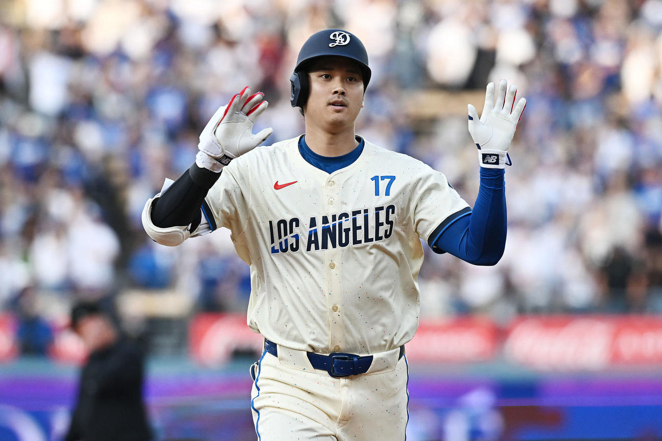 ドジャース対ジャイアンツ　1回裏ドジャース無死、先制ソロ本塁打を放った大谷はベンチへ向かってポーズを決める（撮影・滝沢徹郎）