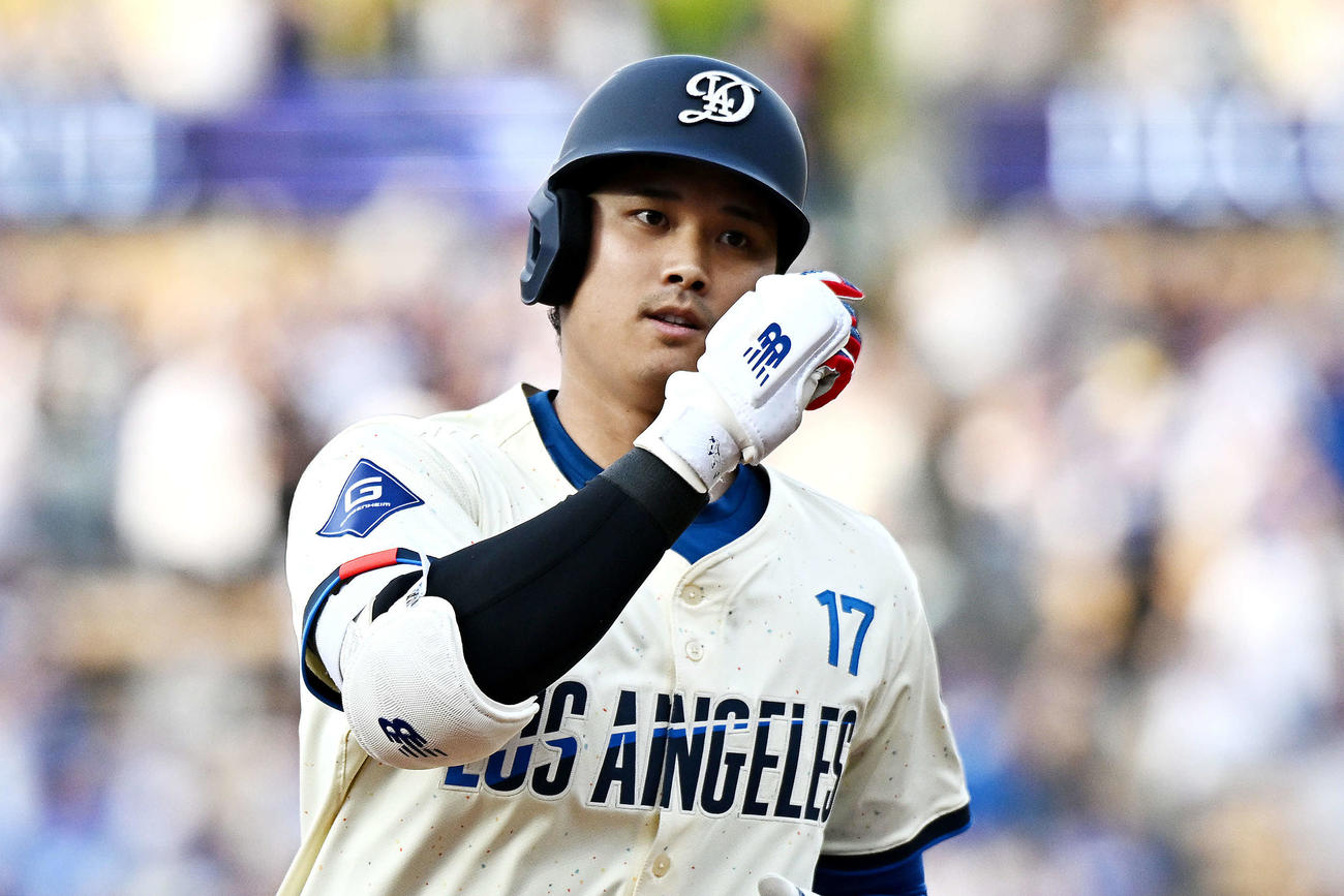 ドジャース対ジャイアンツ　1回裏ドジャース無死、先制ソロ本塁打を放った大谷はデコルテポーズを決める（撮影・滝沢徹郎）
